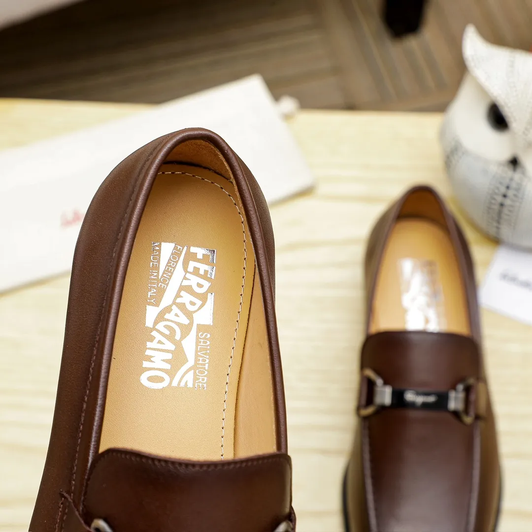 Factory price 460 🔥Ferragamo's new men's casual slip-on shoes🇨🇳Official website original 1:1 mold opening, original quality💯Fine workmanship, high-end luxury☘The upper is made of imported Italian first-layer cowhide🌴Water-dyed🐂Leather lining🍓Rubber wear-resistant and non-slip outsole, breathable and comfortable to wear🍍The first choice for high-grade men, 3 colors available! Code number 38-44 (45.46. Can be customized)
